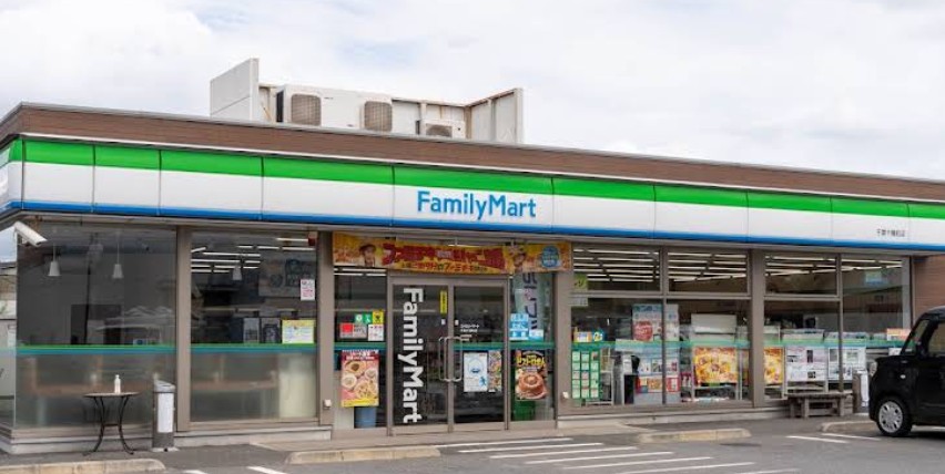 コンビニ　ファミリーマート 千葉千種町店（コンビニ）まで552m