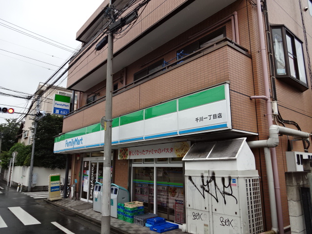 コンビニ　ファミリーマート丸萬千川駅前店（コンビニ）まで565m
