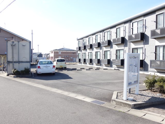 玄関　南側の窓から明るい光が射し込みます。