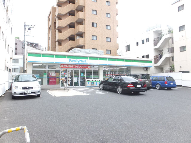 コンビニ　ファミリーマート三篠町三丁目店（コンビニ）まで147m
