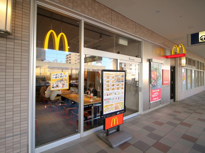 飲食店　マクドナルドＤｅｗ阪急山田店（飲食店）まで838m