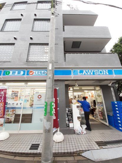 コンビニ　ローソン 下馬四丁目店（コンビニ）まで400m