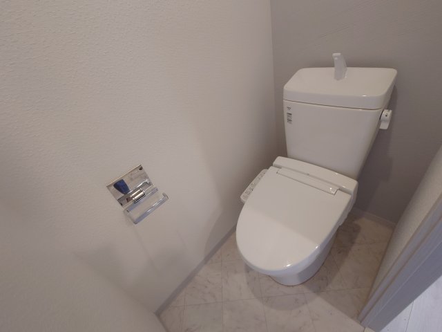 トイレ　同物件別号室の写真です。