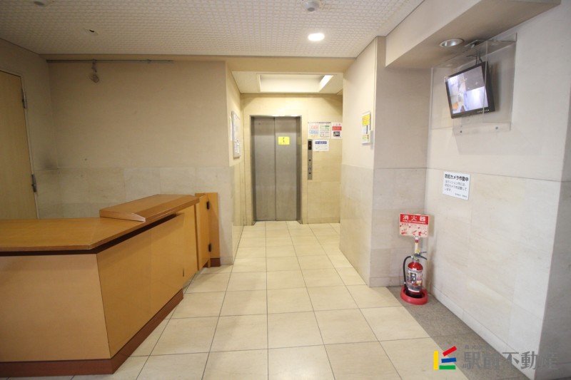 ロビー　エレベータ