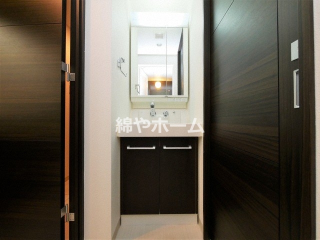 洗面設備　独立洗面台、小物を置くことができて便利です