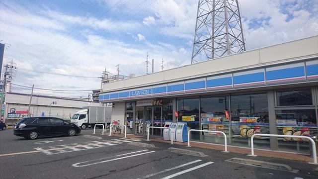 コンビニ　ローソン岸和田小松里町南店（コンビニ）まで830m