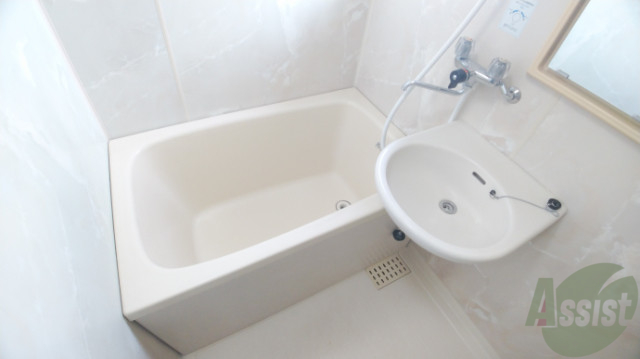 バス・シャワールーム　白くきれいな浴室です、シンプルで使い易い作りになっています