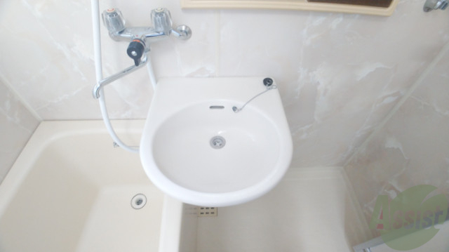 洗面設備　浴室にある洗面台ですシャワーも手洗いも兼用で使えます。