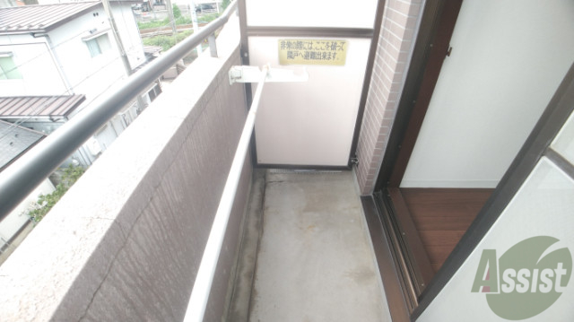 バルコニー　リビングからつながるバルコニーは陽の光がよく当たる快適空間