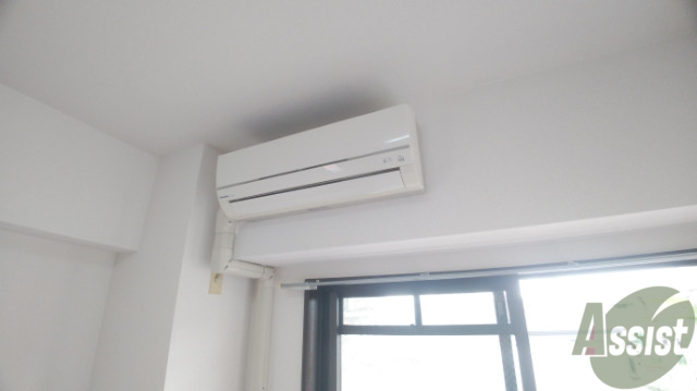 その他設備　リビング中央にエアコンがございます。暑い日も寒い日も快適