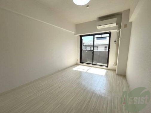 居室・リビング　７帖のリビングは収納と窓があり、陽の光が気持ちよく差します