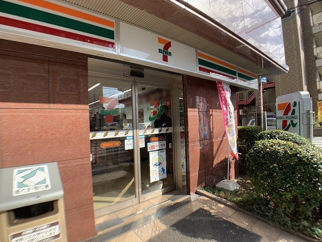 コンビニ　セブンイレブン（コンビニ）まで256m