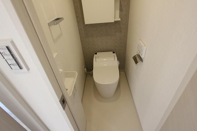 トイレ　落ち着いた色調のトイレです