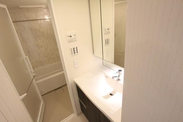 洗面設備　独立洗面台で身支度をすべて済ませてしまいましょう