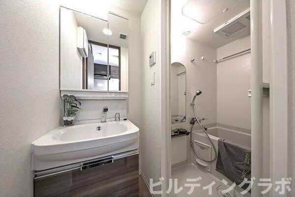 洗面設備　モデルルームの為、家具小物等はつきません。