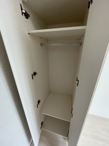 収納　ハンガーパイプ付きクローゼット