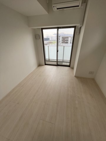 居室・リビング　明るい居室スペース