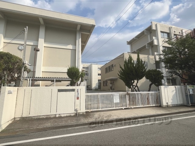 小学校　伊丹市立荻野小学校（小学校）まで550m