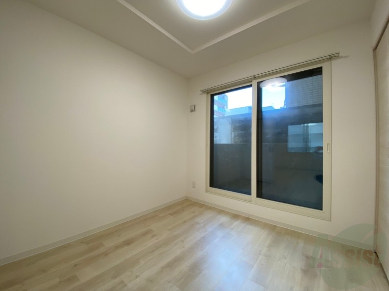 その他部屋・スペース　寝室はこちらです。光が差し込む、温かみのあるお部屋です。