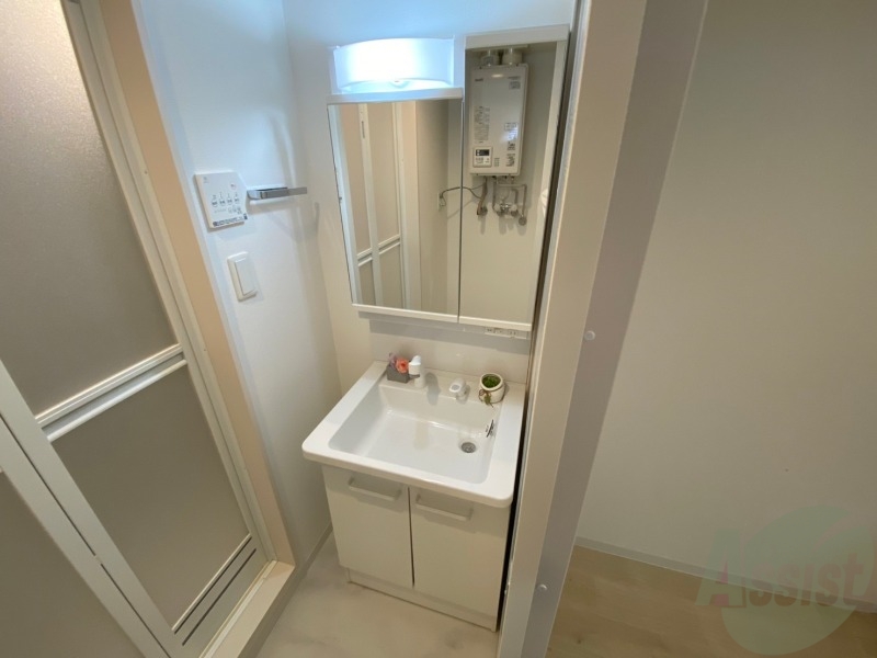 洗面設備　シャンプードレッサー。身支度はここでばっちりですね。