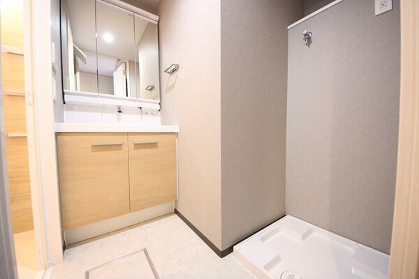 洗面設備　スペースが確保できる洗面所です