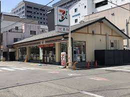 コンビニ　セブンイレブン京都堀川塩小路南店（コンビニ）まで303m