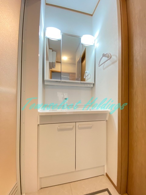 洗面設備　明るい洗面所です