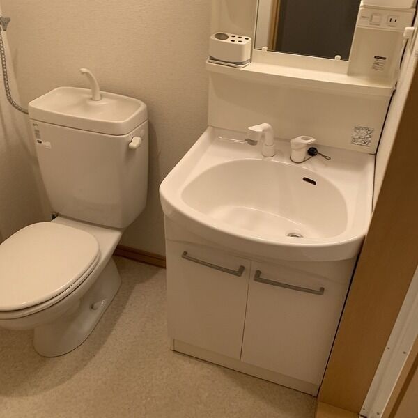 トイレ　嬉しいウォシュレット付きのトイレ！便座温かいですよ♪