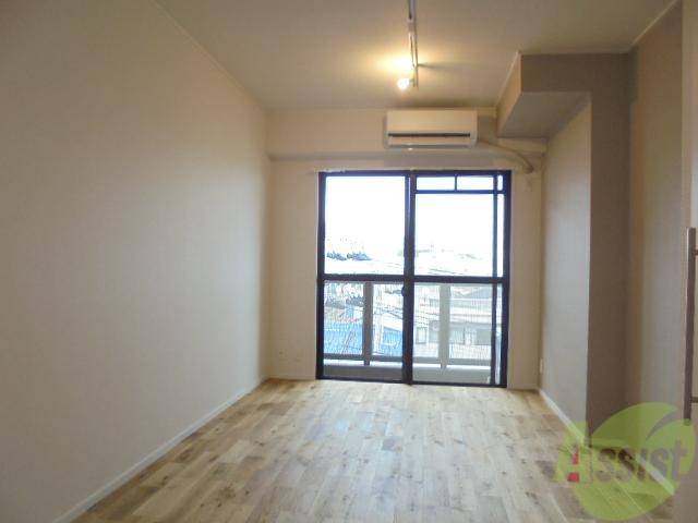 居室・リビング　オシャレなこちらのお部屋をどう使うかはあなた次第です。