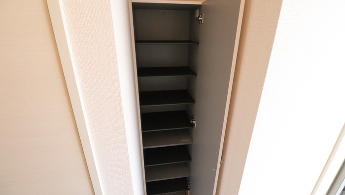 玄関　※別号室の参考写真となります。