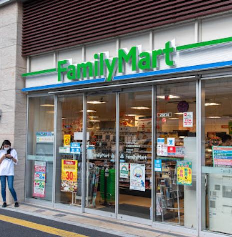 コンビニ　ファミマ青葉台１丁目店（コンビニ）まで317m