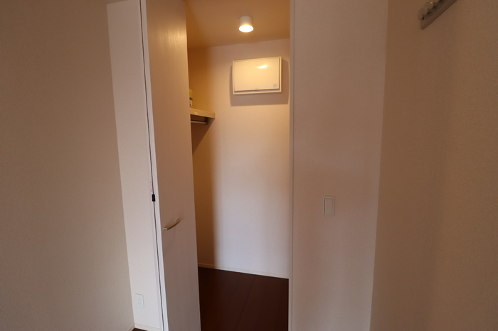 収納　玄関から見たお部屋