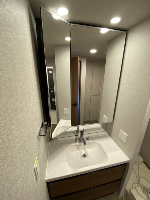 洗面設備　大きい鏡で身だしなみチェックできます