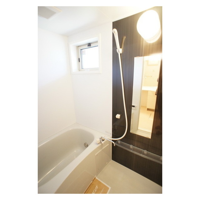 バス・シャワールーム　小窓は日中の換気に便利ですね