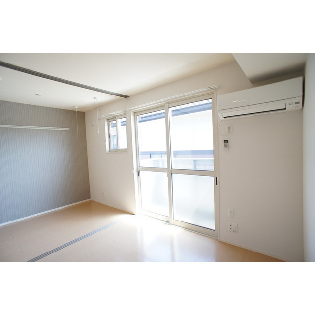 居室・リビング　明るい日差しの室内