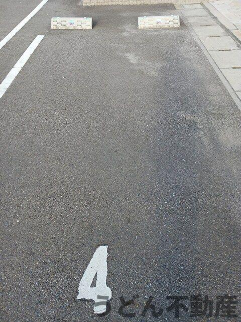 駐車場　うどん県のお部屋探しはうどん不動産へ うどんちゃんとLINE