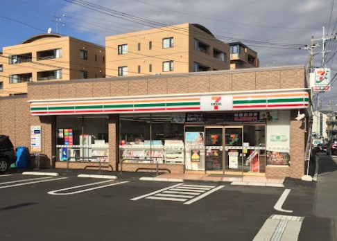 コンビニ　セブンイレブン 横浜さちが丘店（コンビニ）まで386m