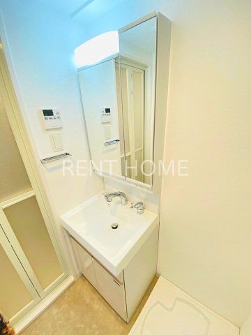 洗面設備　シャンプードレッサーの独立洗面台です。