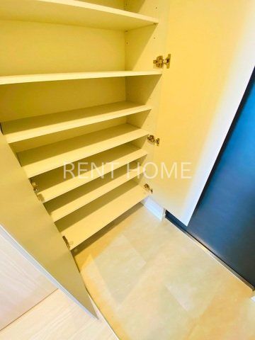 玄関　玄関にシューズボックスがあります。