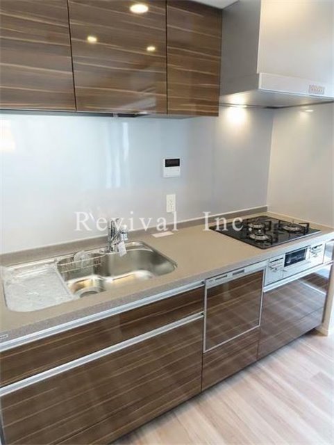 キッチン　最新式ガラストップコンロ、食洗器も完備でございます