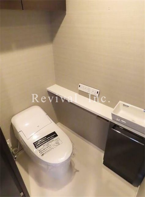 トイレ　お手洗いは最新式タンクレストイレでございます