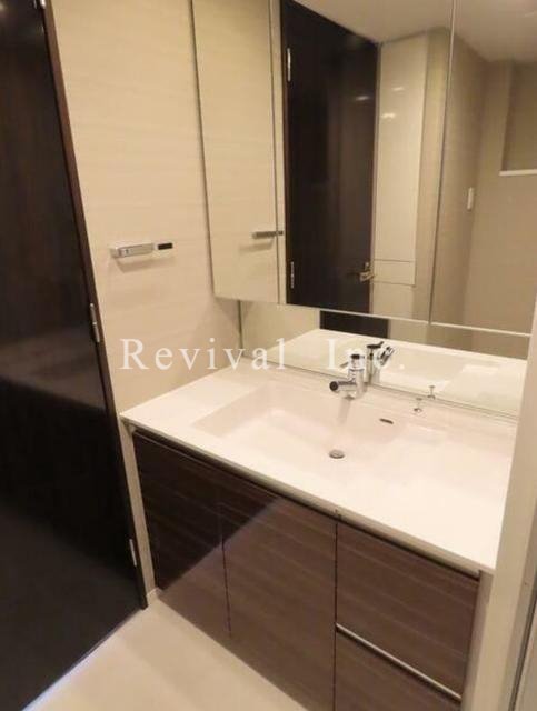 洗面設備　毎日の身だしなみチェックに必須でございます