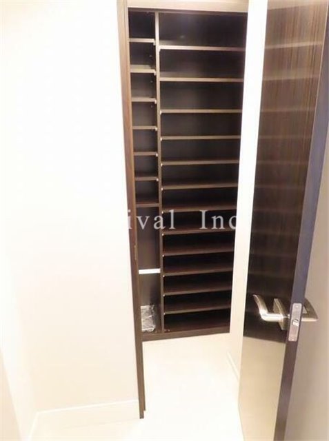 収納　奥行豊富なシューズインクローゼット完備でございます