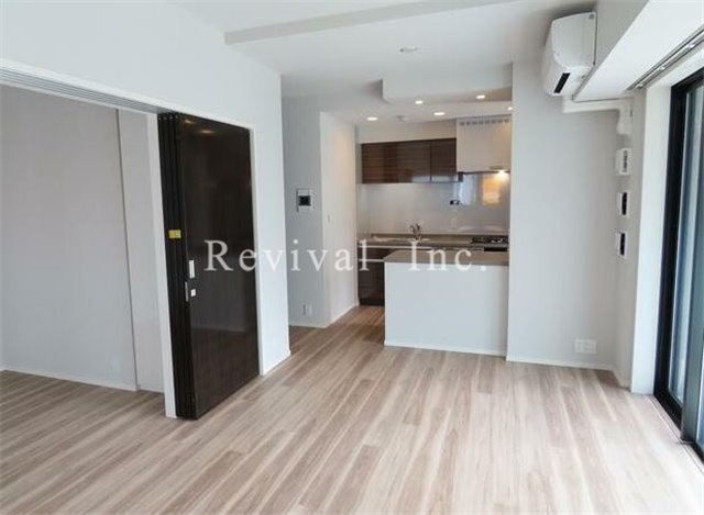 居室・リビング　床暖房完備のリビングでございます