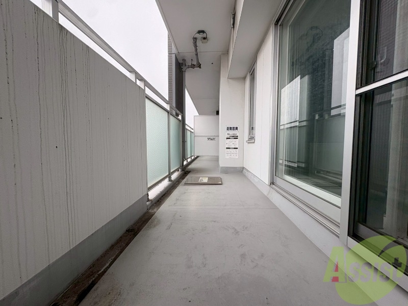 バルコニー　バルコニーは幅があり、広い印象を受けました。