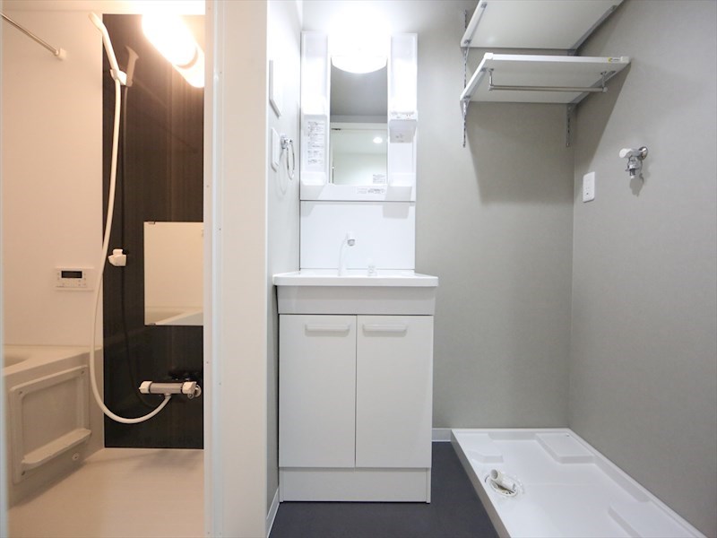 洗面設備　脱衣所　独立洗面台（シャンプードレッサー付）収納スペース有