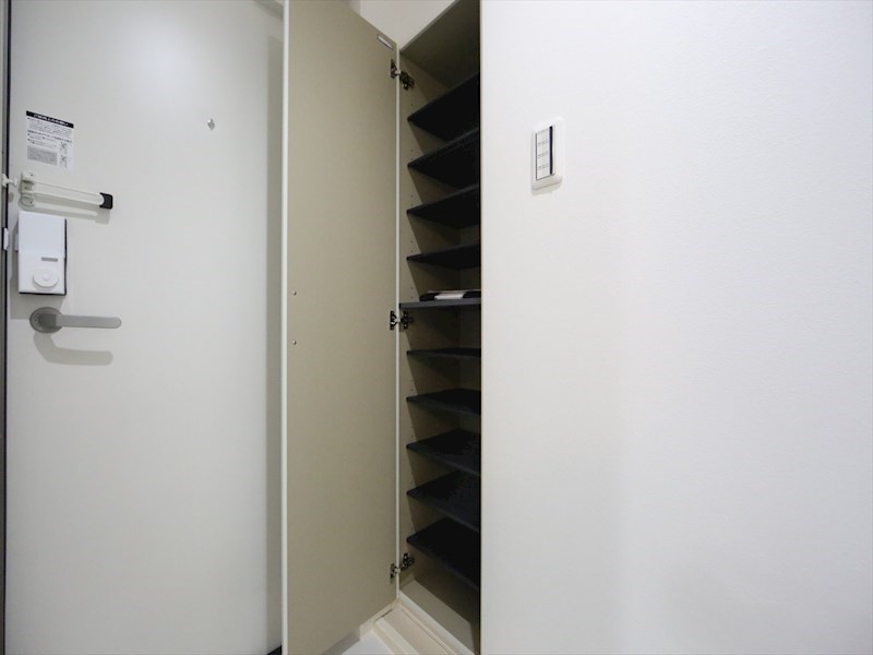 玄関　玄関　シューズボックス付（収納充実してます）