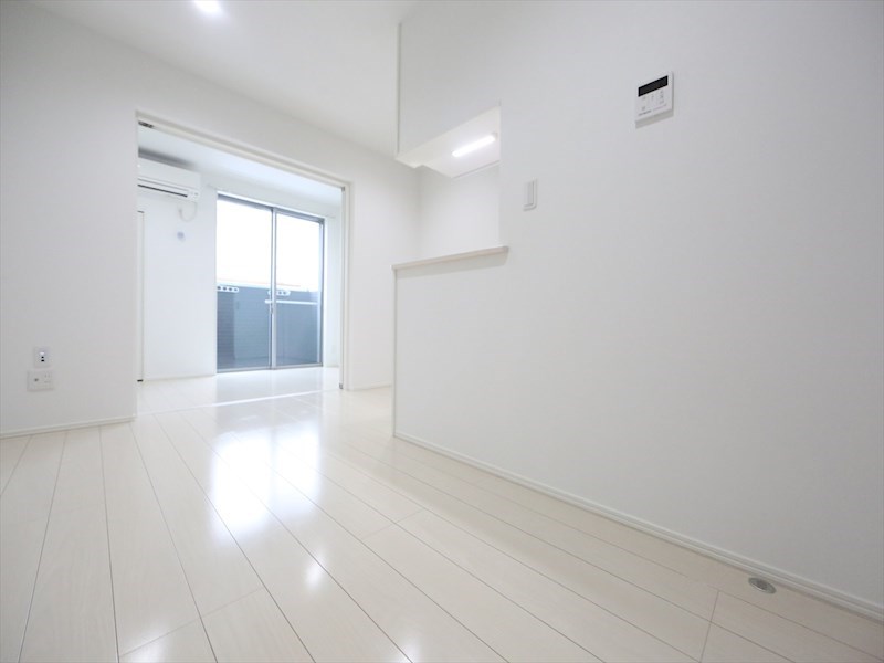 居室・リビング　ＬＤＫ8.3帖　洋室4.6帖　エアコン付　バルコニー