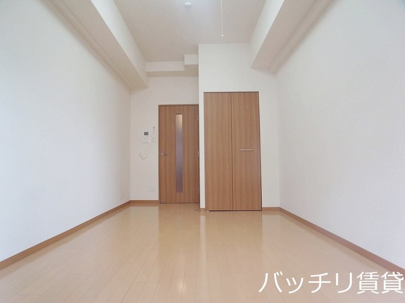 居室・リビング　写真は別号室の為、現状優先になります。