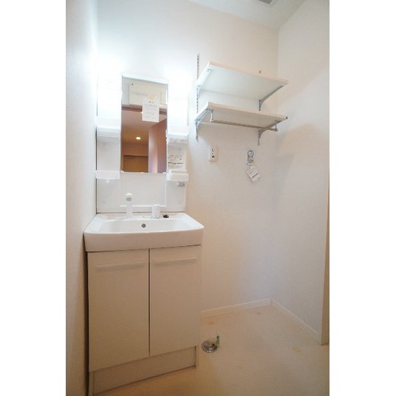 洗面設備　シャンプードレッサー、室内洗濯機置き場あり
